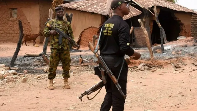 Militari nigerieni într-un sat atacat, imagine de arhivă